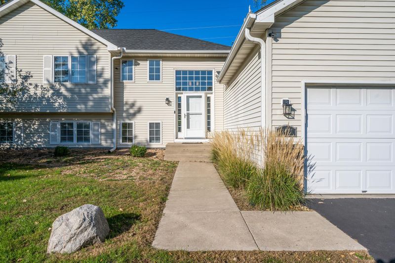 13420 Commonwealth Dr, Burnsville, MN 55337