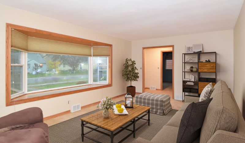 604 7th St E, Chaska, MN 55318