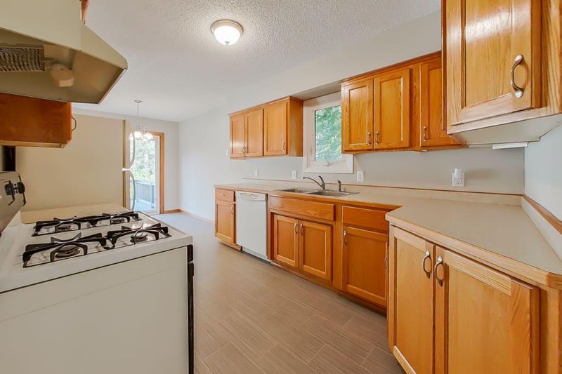 2013 Webber St, White Bear Lake, MN 55110