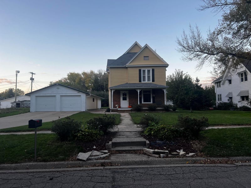 305 E Iowa St, Elmore, MN 56027