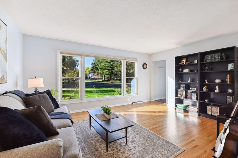 10040 Irwin Cir, Bloomington, MN 55437