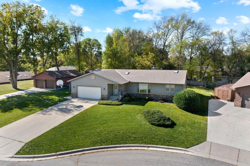1560 Dell Pl, Owatonna, MN 55060