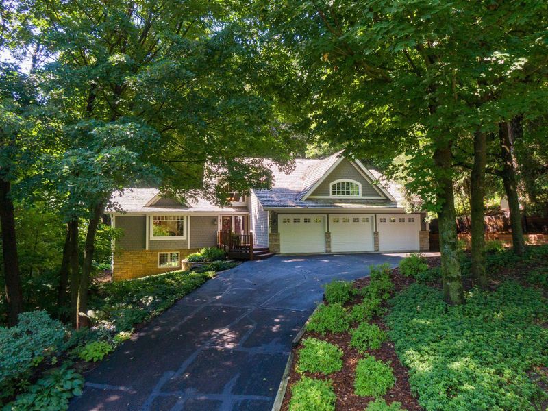 18977 Carsonwood Rd, Wayzata, MN 55391