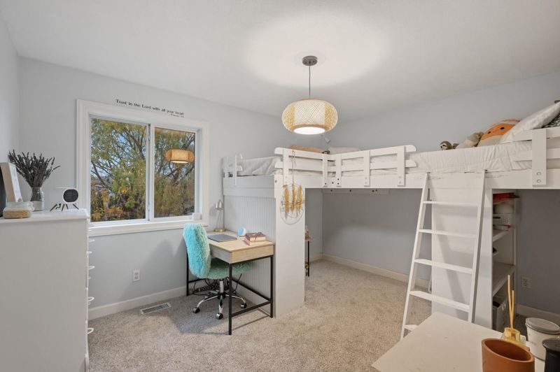 907 Homestead Dr, Jordan, MN 55352