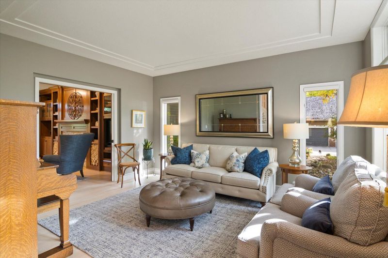 10491 E Riverview Dr, Eden Prairie, MN 55347