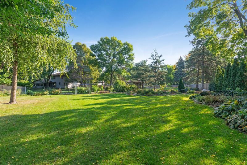 2428 Farrington Cir, Roseville, MN 55113