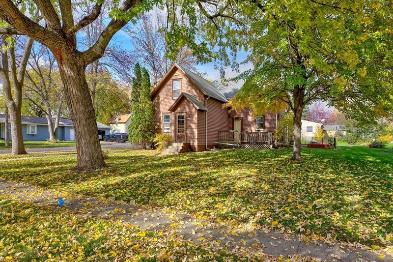 903 15th St E, Glencoe, MN 55336