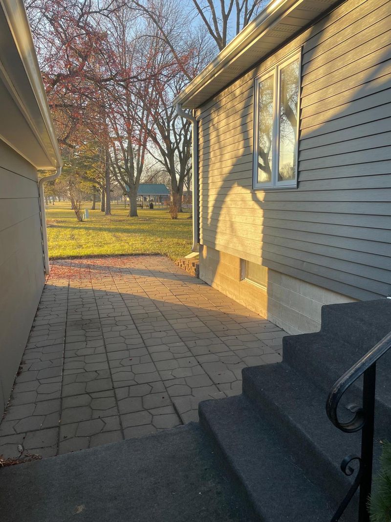 710 N Main St, Winthrop, MN 55396
