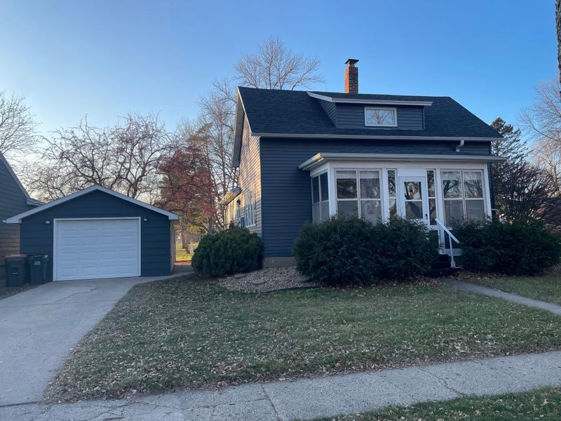 710 N Main St, Winthrop, MN 55396