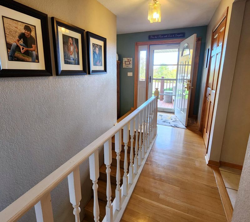 926 S 4th St, Bird Island, MN 55310