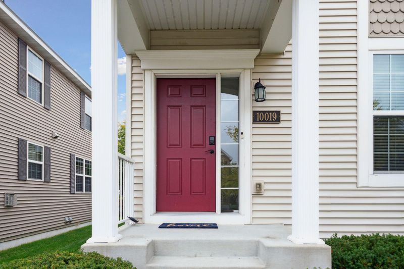 10019 Iris Ln, Eden Prairie, MN 55347
