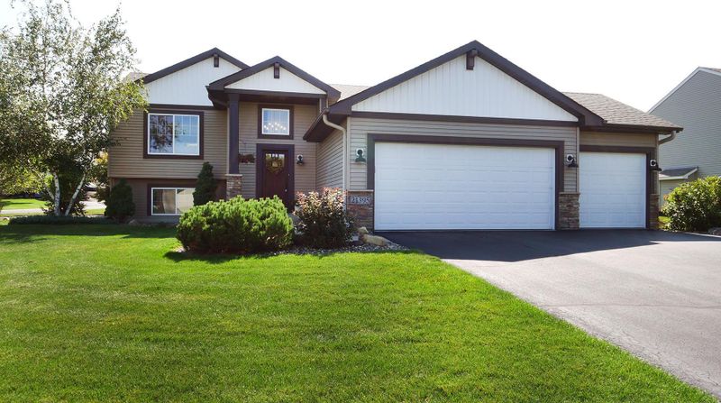 21395 Hytrail Cir, Lakeville, MN 55044