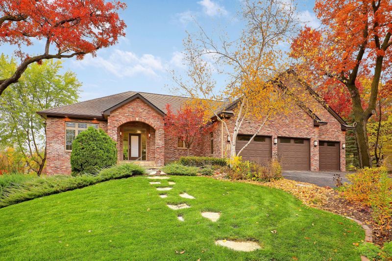 10500 Runnymeade Ln, Minnetonka, MN 55305