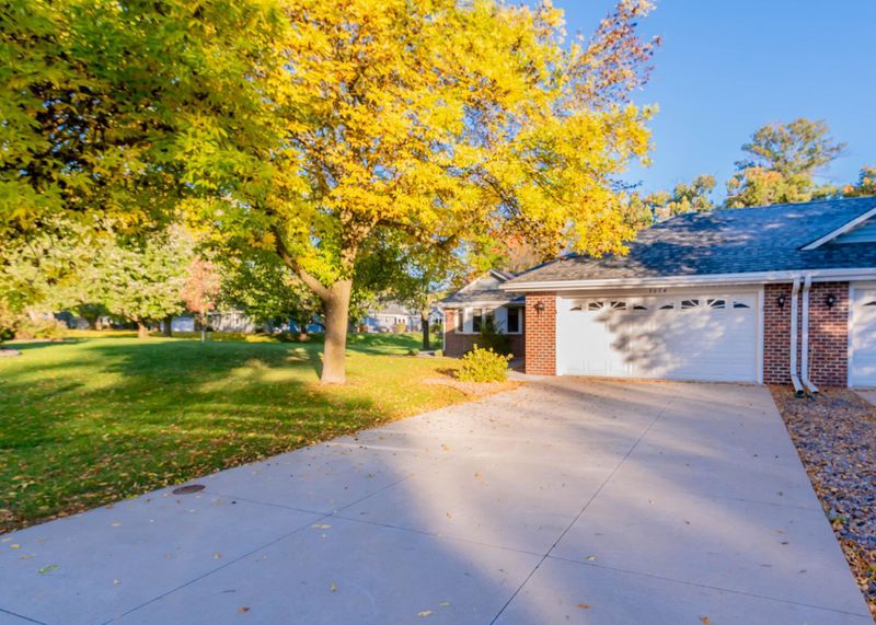 7074 24th St N, Oakdale, MN 55128