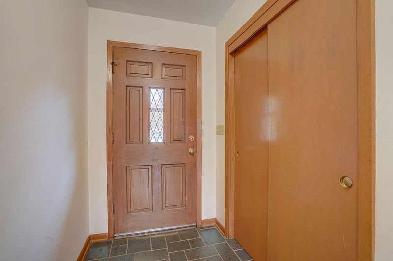 930 Brenner Ave, Roseville, MN 55113