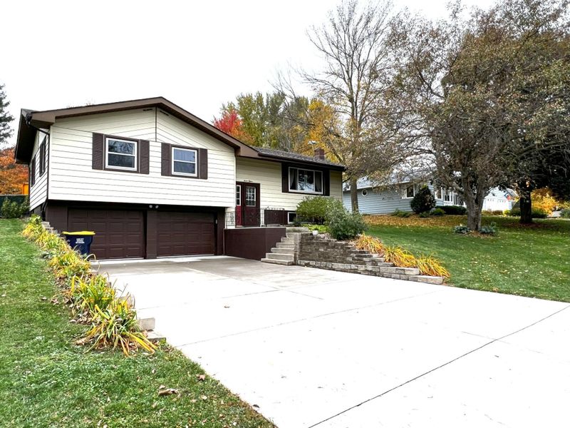 715 4th Ave NW, Plainview, MN 55964