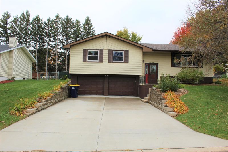 715 4th Ave NW, Plainview, MN 55964