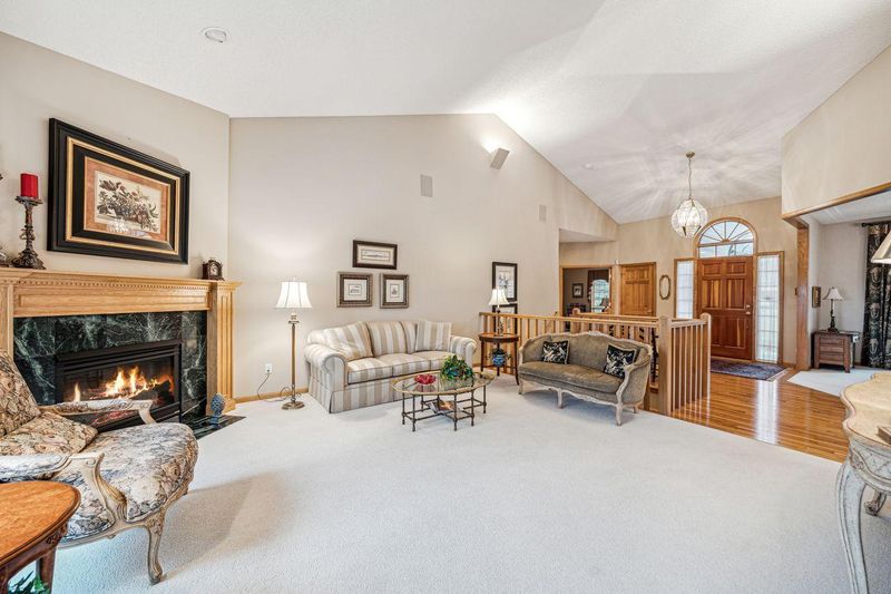201 Innsbrook Ln, Burnsville, MN 55306