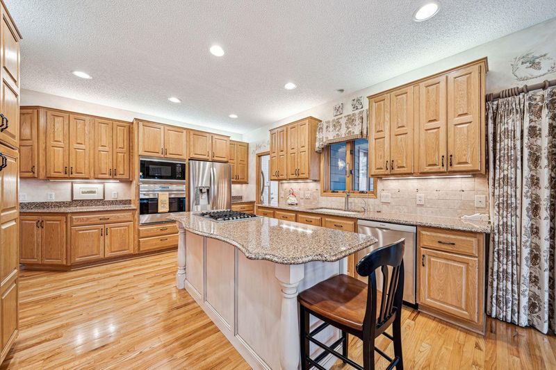 201 Innsbrook Ln, Burnsville, MN 55306