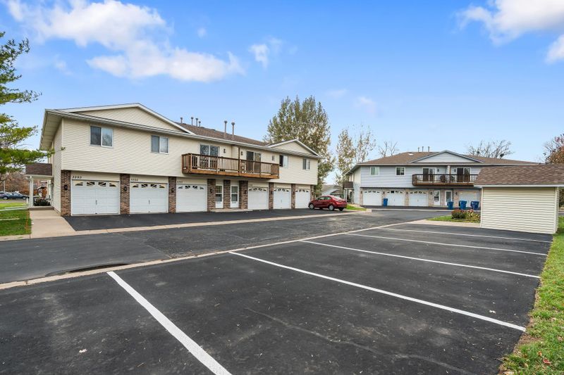 3301 Greenbrier St #D-102, Vadnais Heights, MN 55127