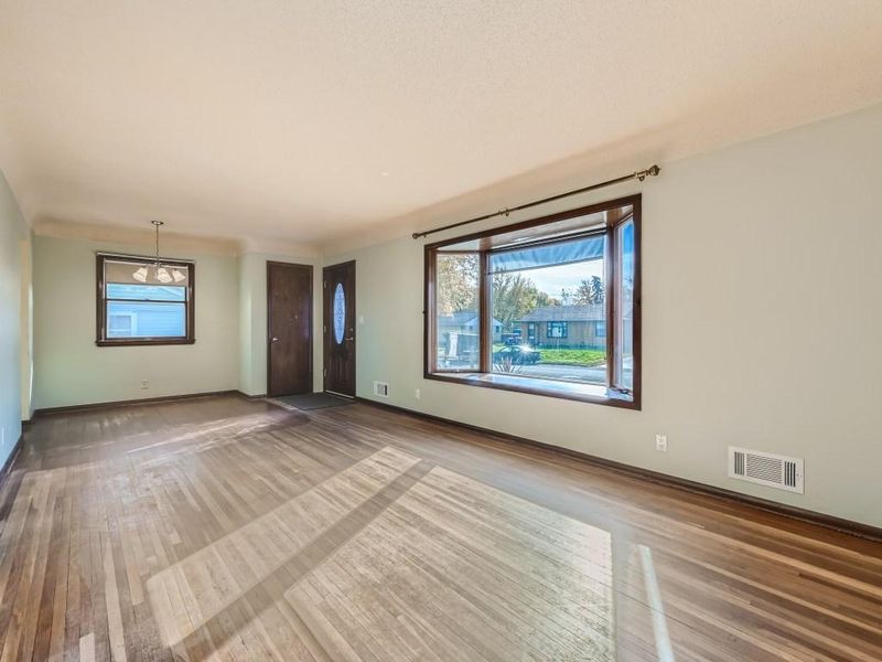 1081 Beatrice St, Eagan, MN 55121