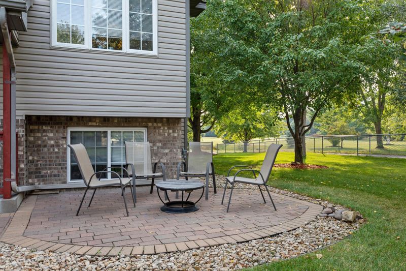 25901 Glen Oak Dr, Wyoming, MN 55092
