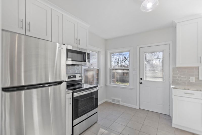 1700 Parkway Dr, Maplewood, MN 55106