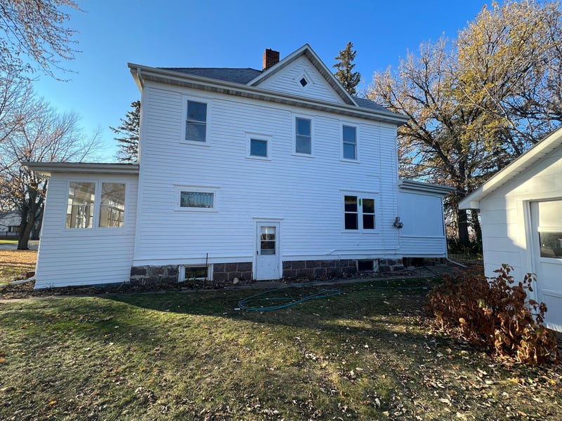 121 2nd St, Clinton, MN 56225
