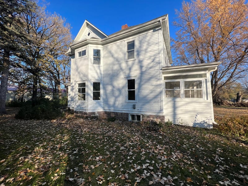121 2nd St, Clinton, MN 56225