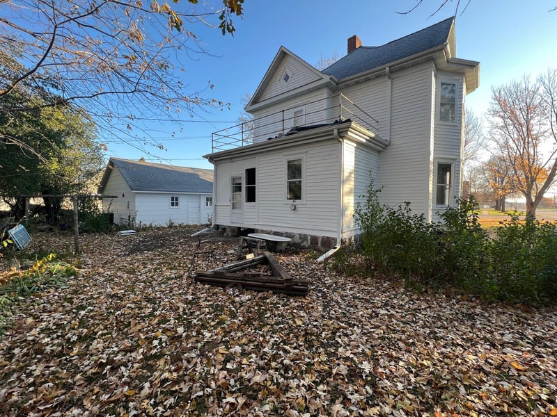 121 2nd St, Clinton, MN 56225