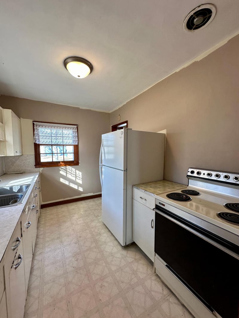 301 E 1st St, Hardwick, MN 56134
