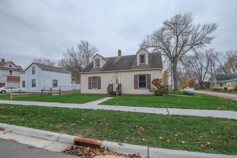 21 Cedar St, Easton, MN 56025