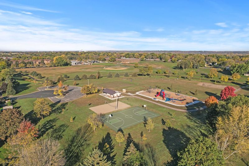 1665 Dalles Dr, Shakopee, MN 55379