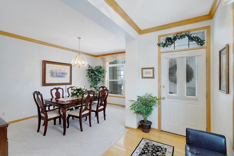 2058 Clover Ct, Chanhassen, MN 55317