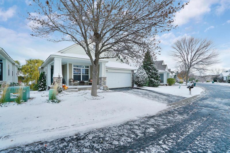 2058 Clover Ct, Chanhassen, MN 55317