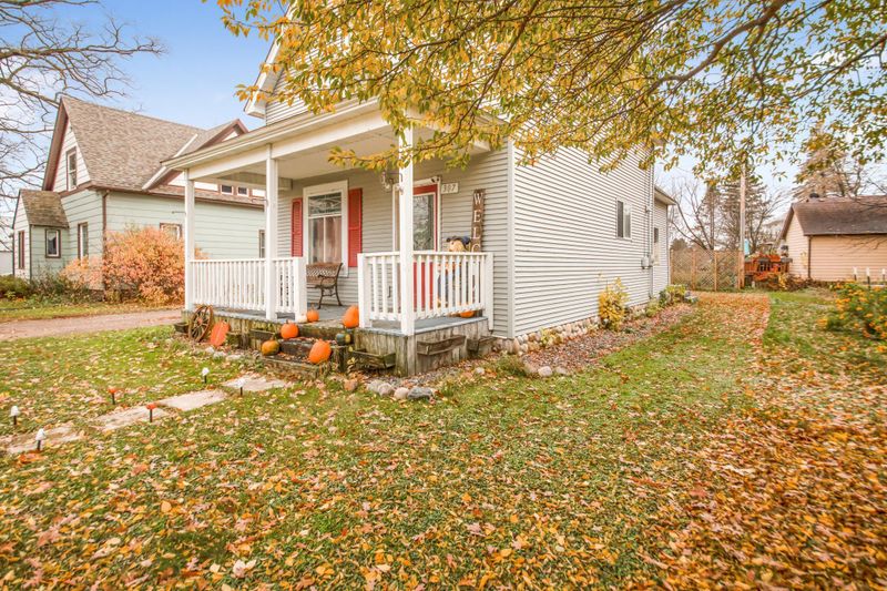 307 2nd St SW, Braham, MN 55006