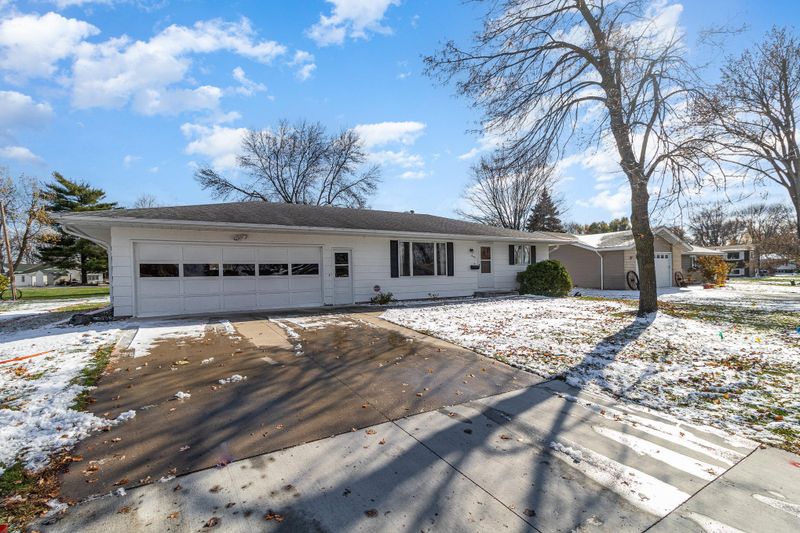 805 Hillcrest Dr, Montgomery, MN 56069