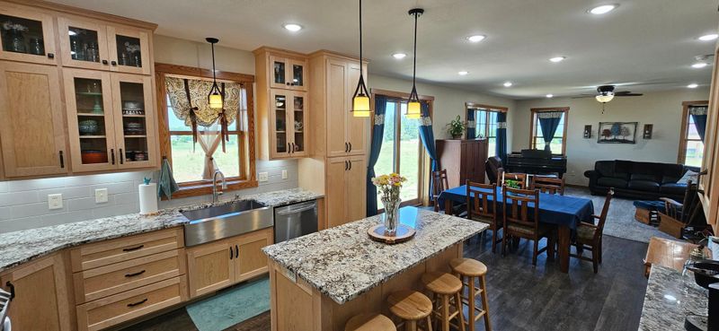 39190 Quinlan Ave, Center City, MN 55012