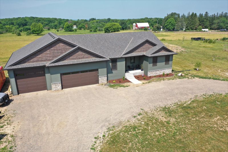 39190 Quinlan Ave, Center City, MN 55012