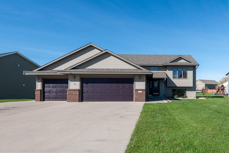 128 Flagstone Ln, Mankato, MN 56001