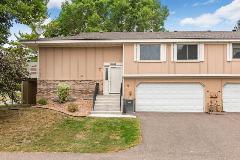 6893 Stratford Rd, Woodbury, MN 55125