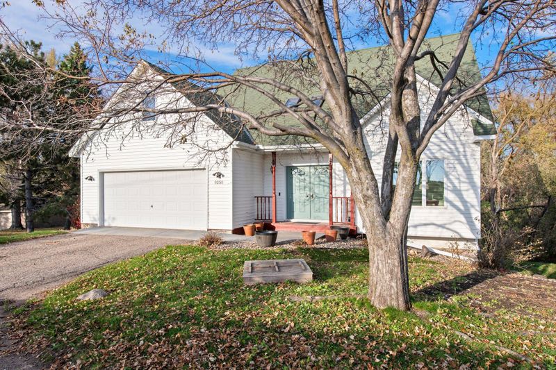 9250 La Rivier Ct, Eden Prairie, MN 55347