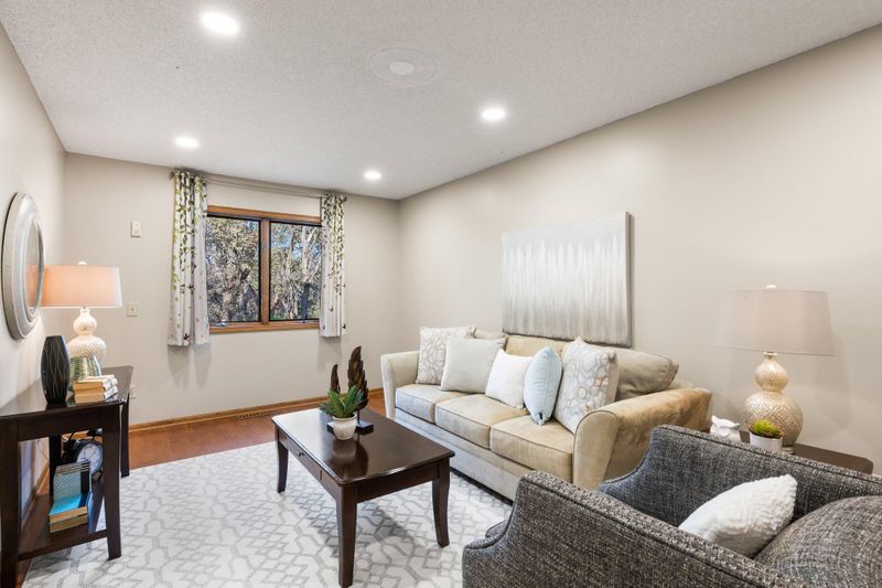 9250 La Rivier Ct, Eden Prairie, MN 55347