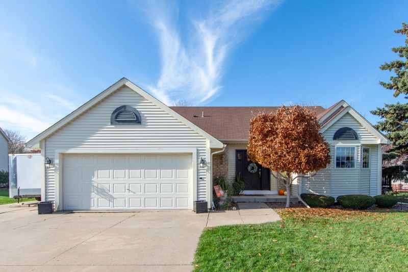8501 Rosewood Ct, Maple Grove, MN 55369