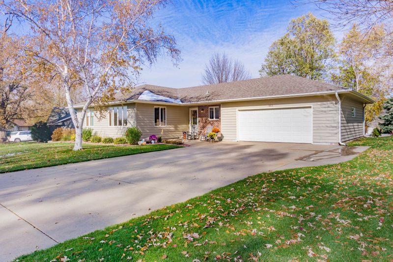 465 Oakhill Rd, Chaska, MN 55318