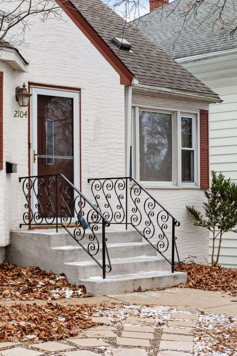 2104 Sargent Ave, Saint Paul, MN 55105