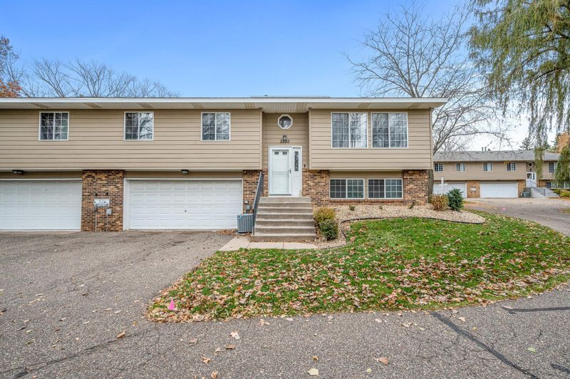 2293 Mailand Rd E, Maplewood, MN 55119