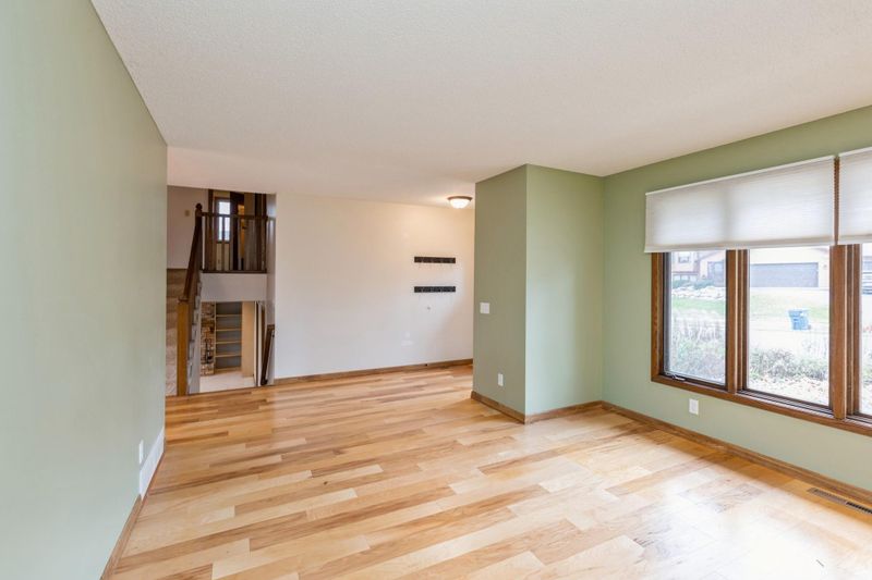 1373 Berry Ridge Rd, Eagan, MN 55123