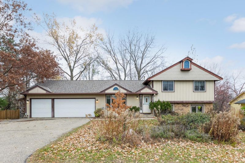 1373 Berry Ridge Rd, Eagan, MN 55123