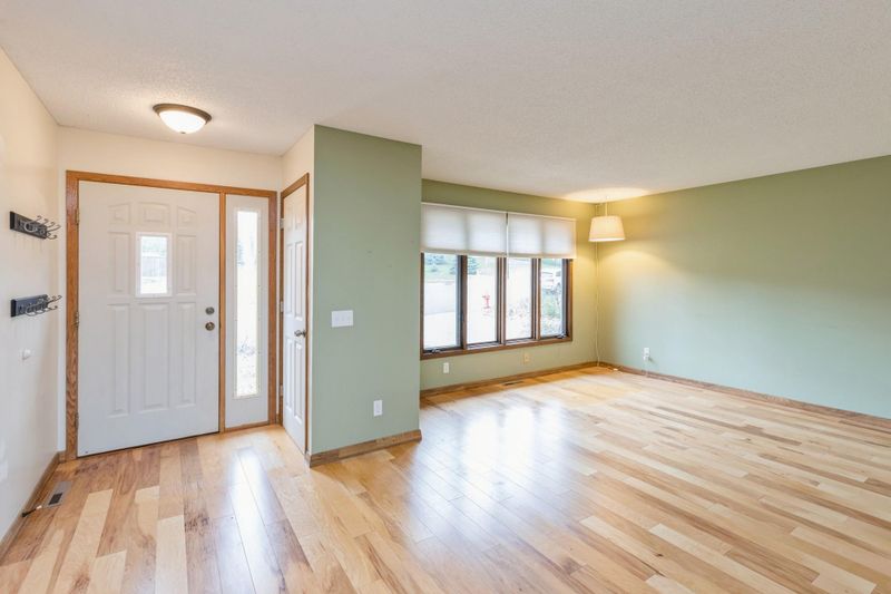 1373 Berry Ridge Rd, Eagan, MN 55123